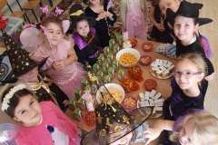 Muchomorki dziewczynki poczęstunek