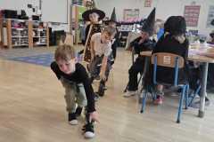 Wiewiórki zabawa z butami chłopcy