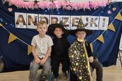 Wiewiórki chłopcy w strojach