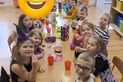 Jeżyki przy stoliku