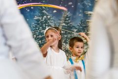chłopiec i dziewczynka taniec