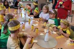 dzieci robia prace plastyczna