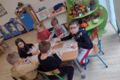 Jeżyki  przy stoliku