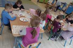 Jeżyki z kolorowymi farbami