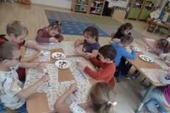 Jeżyki malują przy stolikach