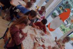 Jeżyki przy stoliku malują