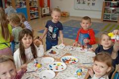 Wiewiórki przy stoliku