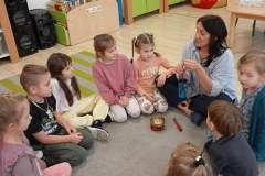 Wiewiórki słuchają dźwięków