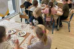 Muchomorki grupa przy stolikach