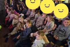 chłopcy i dziewczynki w teatrze