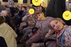 dziewczynki w teatrze