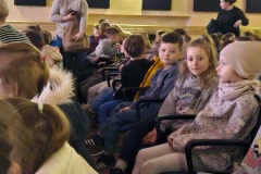 dzieci w teatrze