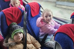 chłopiec i dziewczynka w autobusie