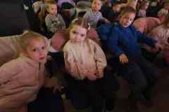 dziewczynki i chłopiec w teatrze