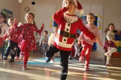 Zajączki tańczą  do muzyki