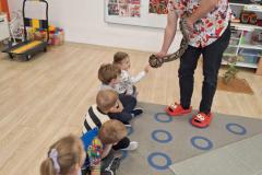 wąż i dzieci z grupy 