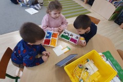 muchomorki układają klocki