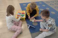 jeżyki na dywanie konstruują budowle