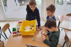 wiewiórki przy stoliku