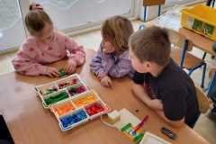 wiewiórki przy stoliku konstruują